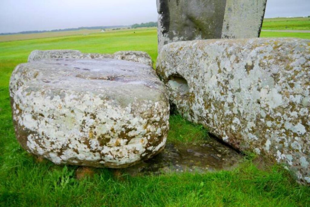 La Piedra del Altar, ubicada debajo de dos imponentes monolitos de sarsen