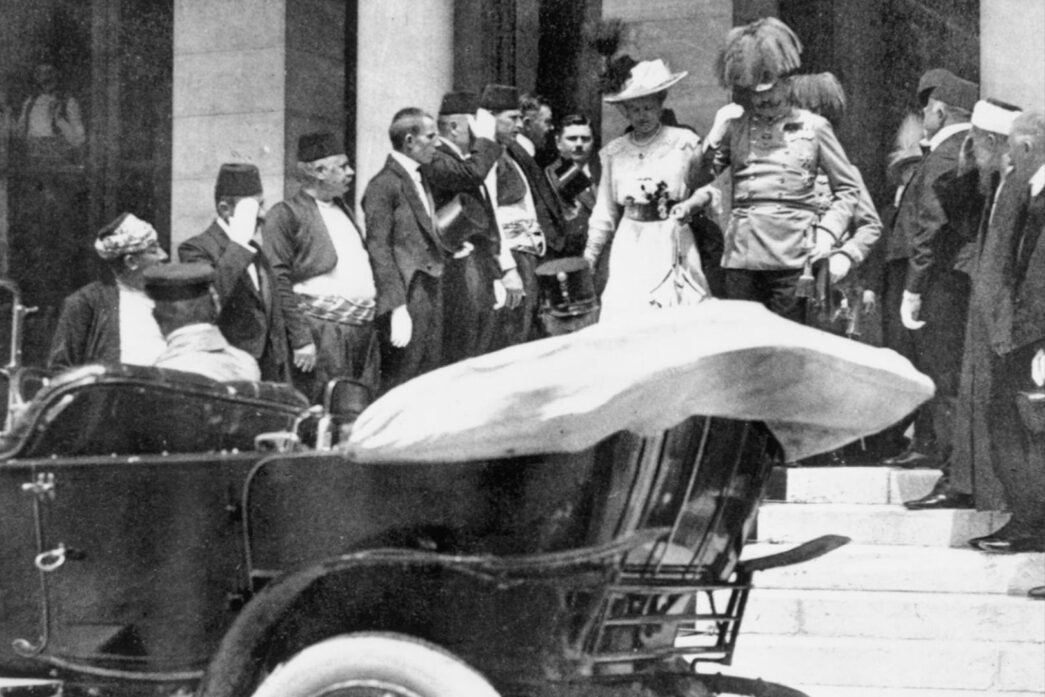El archiduque Francisco Fernando de Austria y su esposa, Sofía, salen del Ayuntamiento de Sarajevo el 28 de junio de 1914, minutos antes de ser asesinados